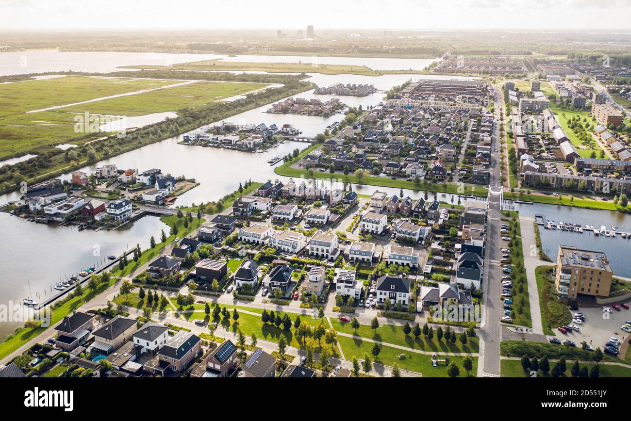 Moderna area suburbana Noorderplassen ad Almere, Paesi Bassi, con isole artificiali, situata sul polder Flevoland, circondata dalla natura e dalla Th Foto Stock