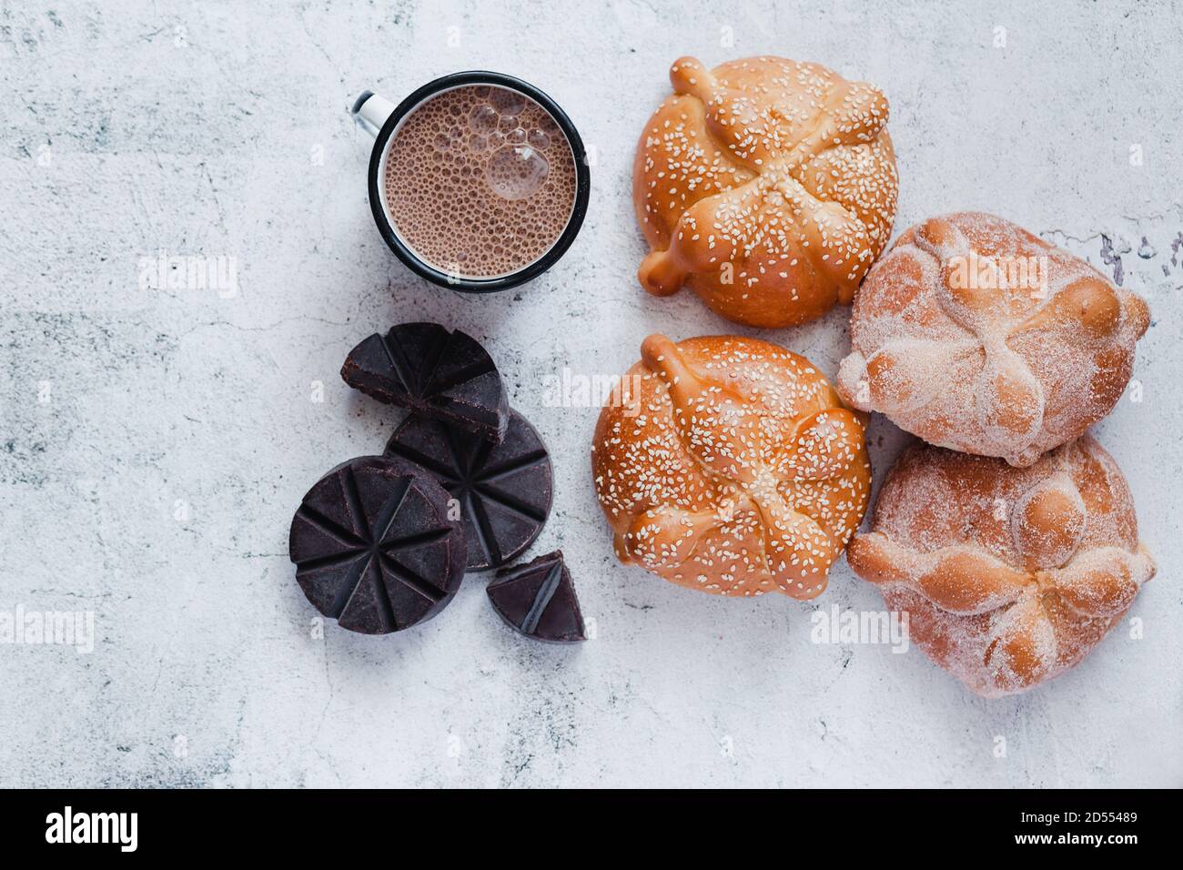 Pan de Muerto e cioccolata calda, pane messicano tradizionale per il giorno dei morti in Messico Foto Stock
