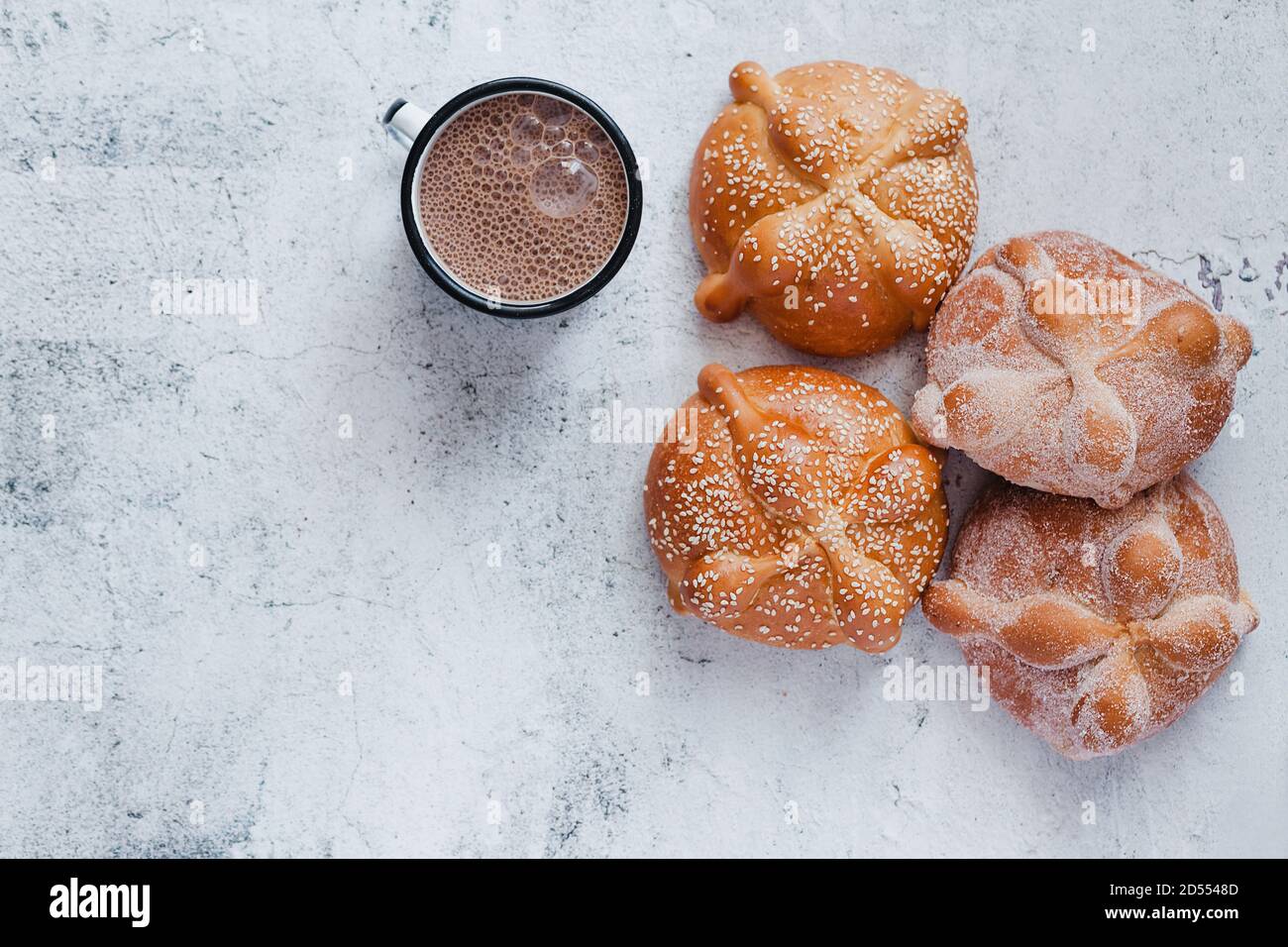 Pan de Muerto e cioccolata calda, pane messicano tradizionale per il giorno dei morti in Messico Foto Stock
