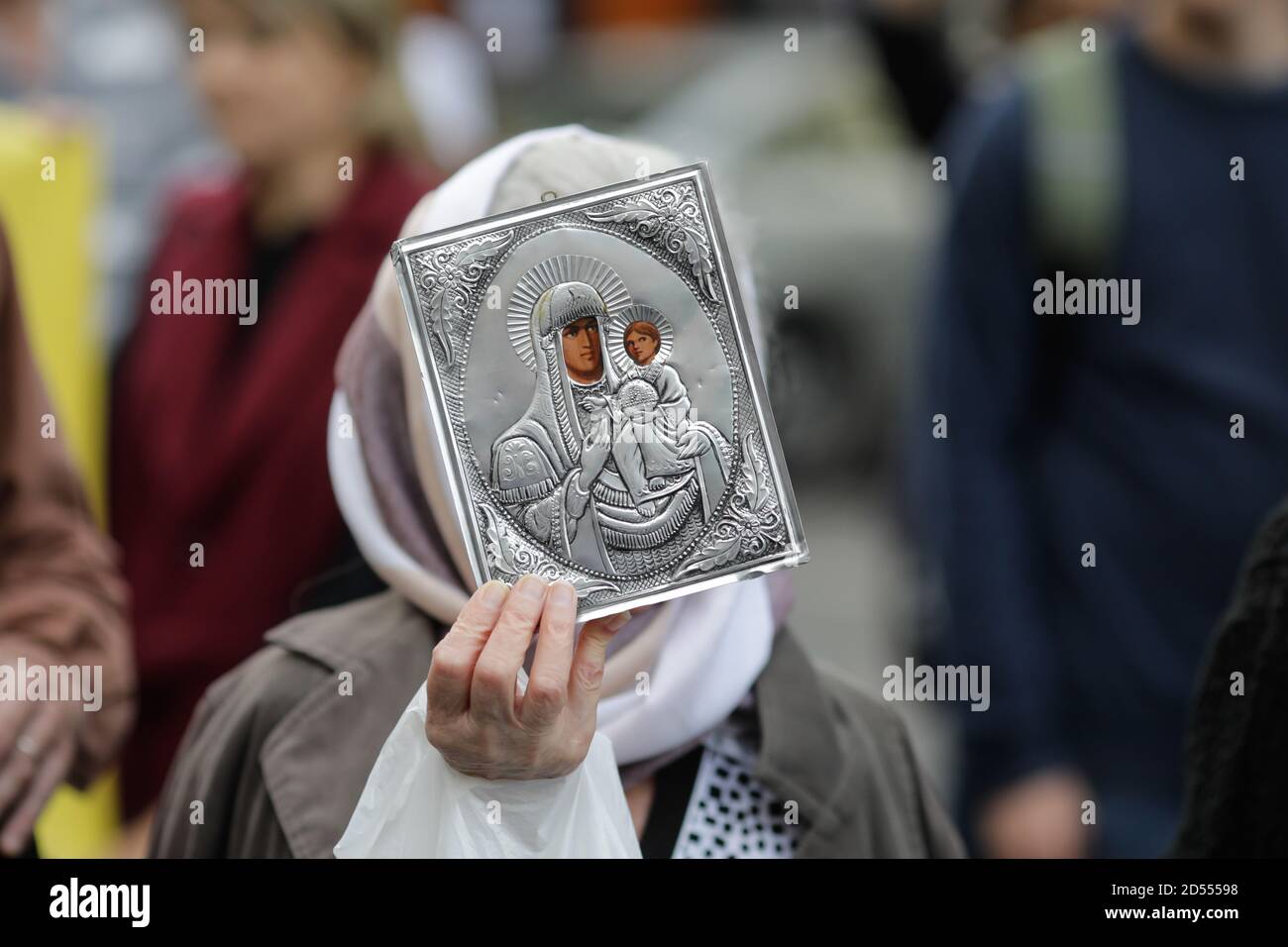 Bucarest, Romania - 10 ottobre 2020: Dettagli con una donna anziana che detiene un'icona della Chiesa ortodossa durante un raduno politico. Foto Stock