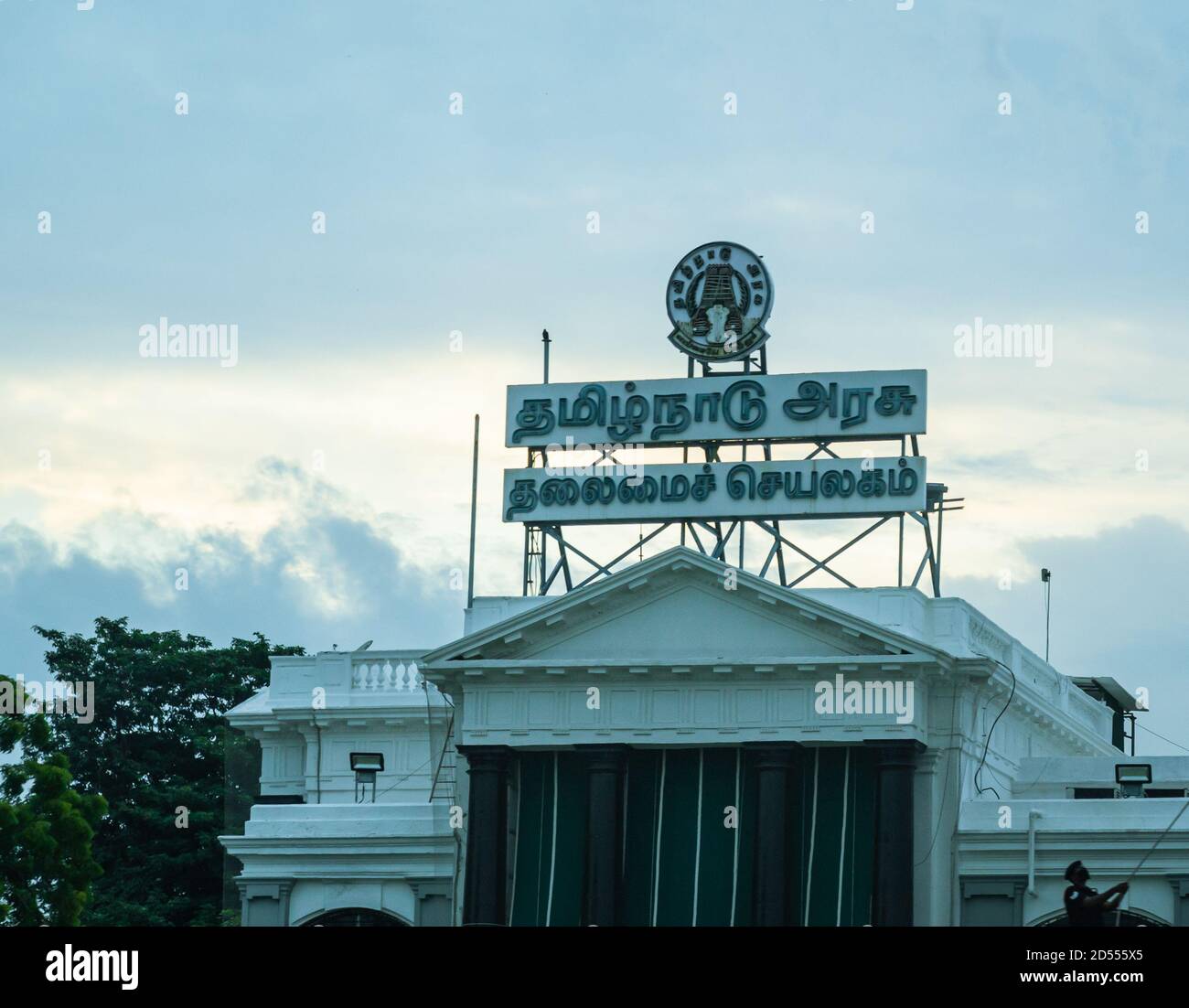 Cartello al neon in Tamil sulla cima del Tamil Nadu Edificio del Segretariato governativo Foto Stock