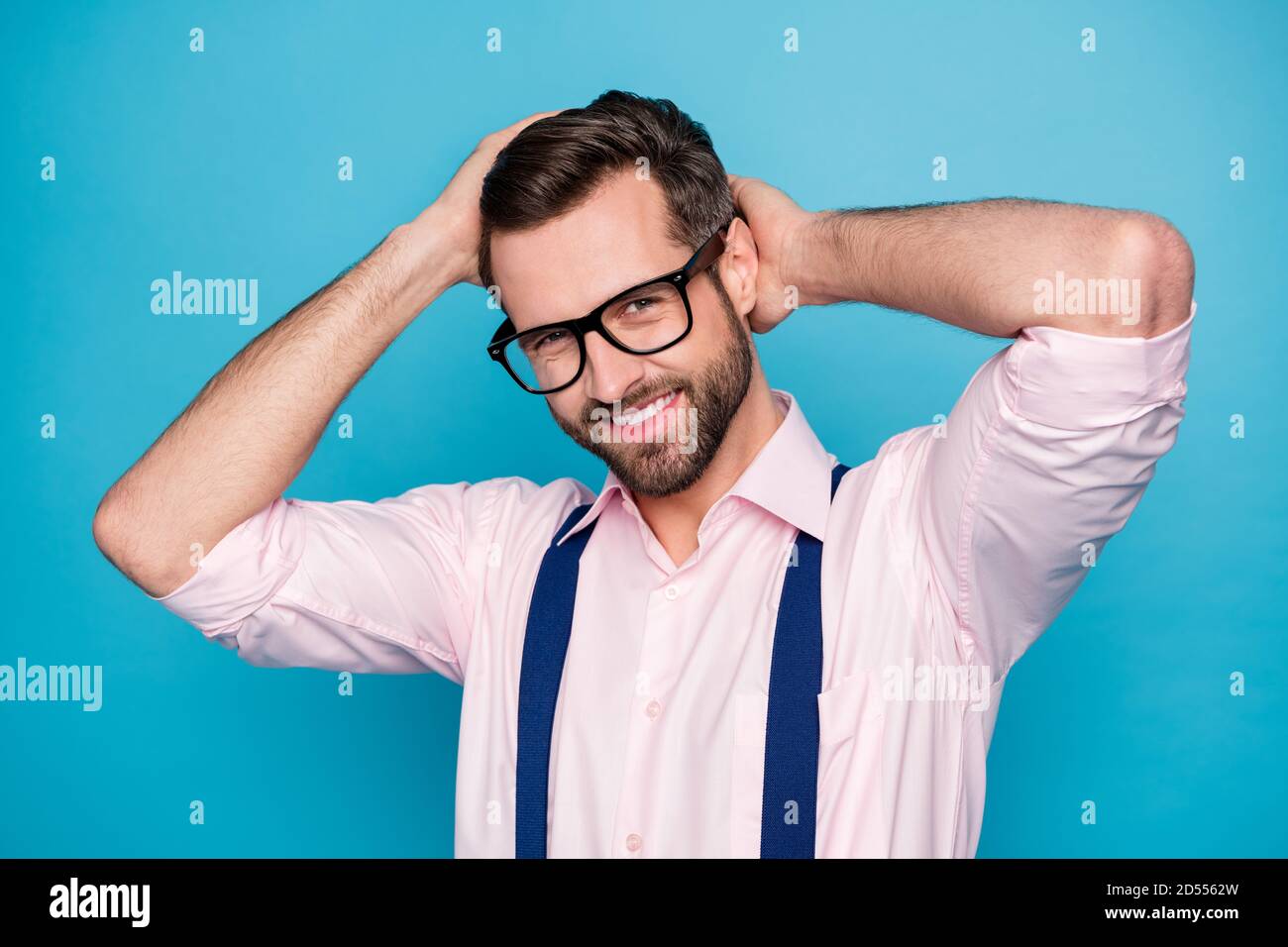 Foto di bell'uomo d'affari che fa il sorriso sorreggere le braccia  controllo della testa le specifiche di usura dell'aspetto curate del  parrucchiere reggicalze in camicia rosa Foto stock - Alamy