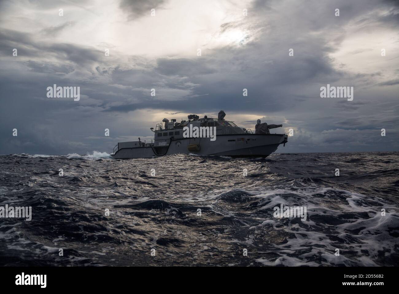 (PHILIPINE SEA, 9 ottobre 2020) UNA nave di pattuglia (PB) Mk VI assegnata al comandante, Task Force 75 (CTF 75) conduce operazioni marittime di routine. Forza marittima di sicurezza espediente e dismissione esplosiva di ordnance marinai di unità mobile assegnati al comandante, Task Force 75 (CTF 75) hanno avviato e stanno conducendo operazioni integrate di sicurezza marittima litoranea dalla nave di atterraggio di attracco anfibia USS Comstock (LSD 45) Con i Marines e marinai già schierati come Task Force Ellis dalla i Marine Expeditionary Force. PB Mk VI offre maggiori capacità alle navi da guerra anfibie e può operare in direzione Foto Stock