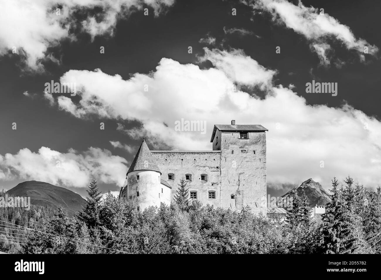 Vista in bianco e nero sull'antico castello di Naudersberg nel Tirolo austriaco, vicino al confine con l'Italia, Nauders, Austria Foto Stock