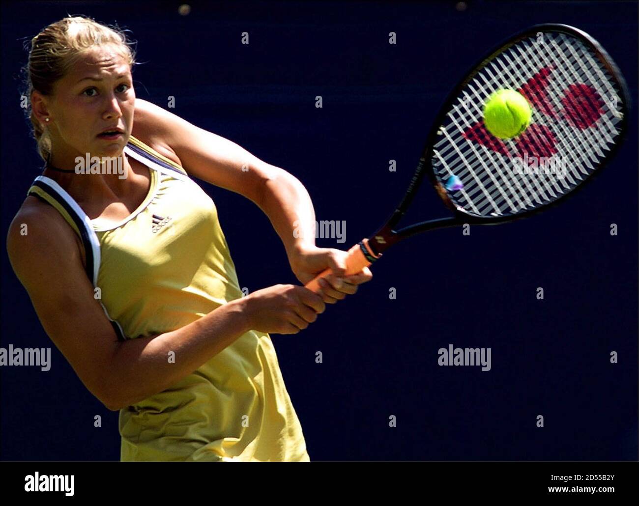 La star russa Anna Kournikova torna a far parte di Lisa Raymond degli Stati  Uniti durante la seconda partita al campionato internazionale di tennis  femminile di Eastbourne il 16 giugno. La finale