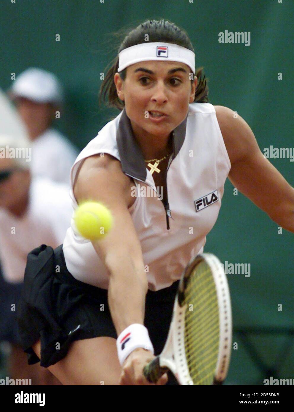 L Ex Tennista Argentino Gabriela Sabatini Ha Fatto Una Battuta Contro La Russa Anna Kournikova Durante Una Partita Di Mostra Giocata Al Buenos Aires Lawn Tennis Club Febbraio 19 Sabatini Gia Numero Tre