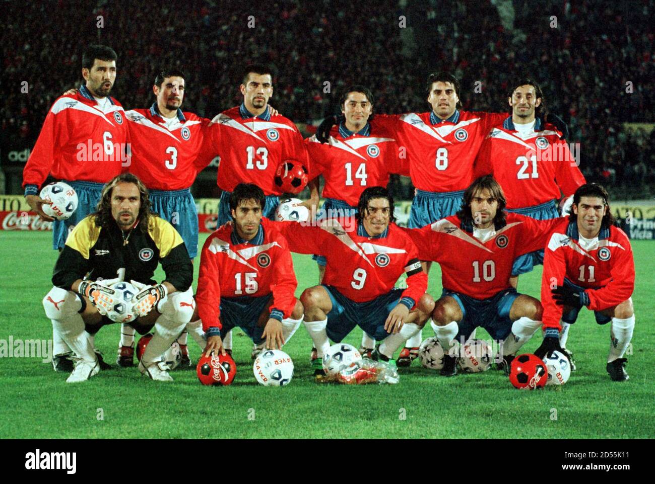 Squadra nazionale cilena di calcio che inizia i giocatori in posa per i  fotografi prima del calcio d'inizio della partita contro l'Ecuador a  Santiago, Cile 23 giugno. Riga posteriore (L-R) Pedro Reyes,