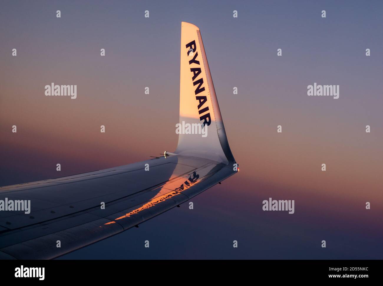 Alata di un Boeing 737-800 appartenente al low-cost Ryanair compagnia aerea Foto Stock