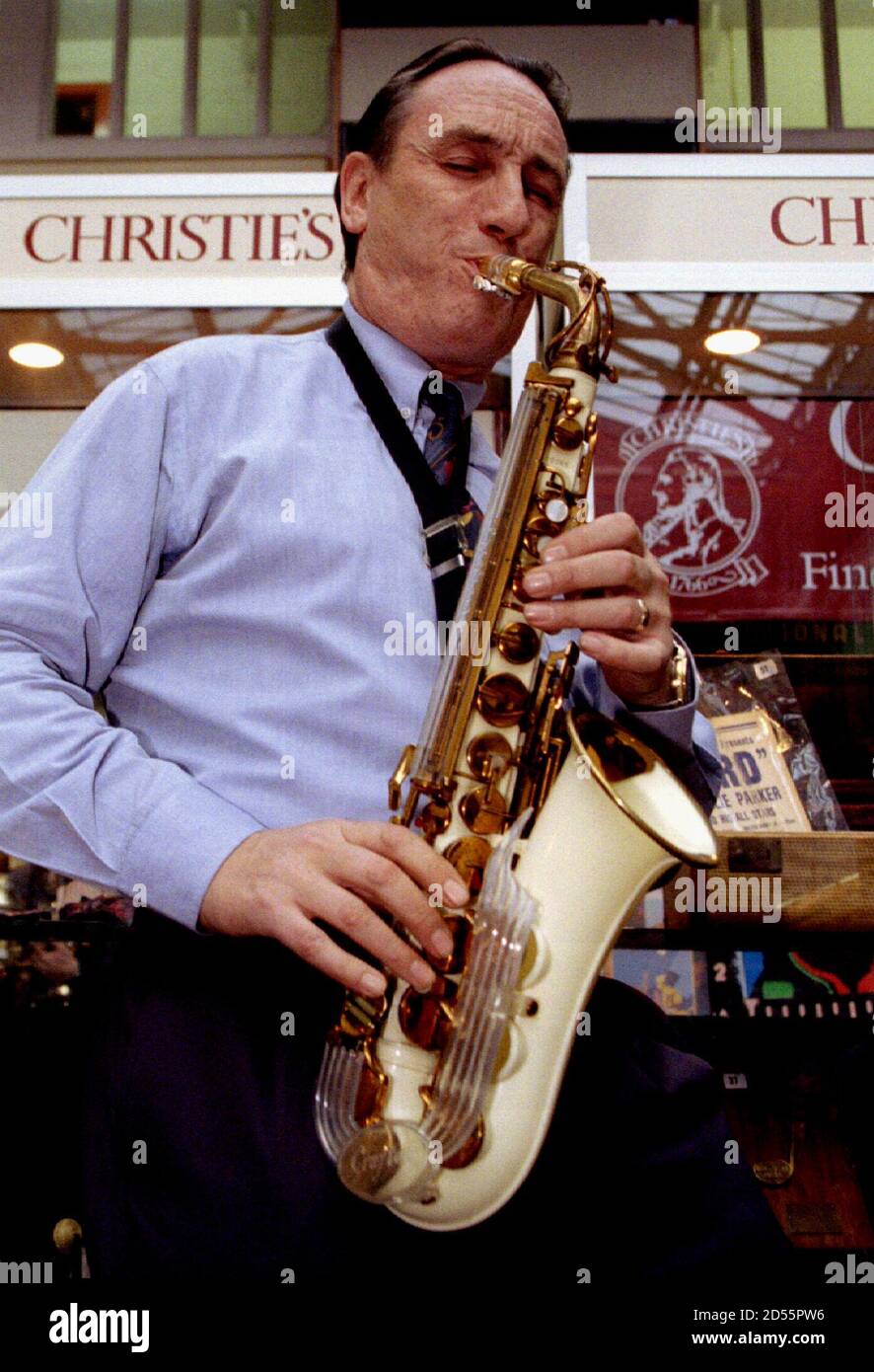 Il sassofonista jazz Peter King suona il Grafton acrilico Alto Saxophone  che un tempo apparteneva alla leggenda jazz Charlie 'Bird' Parker a  Christie's a Londra l'8 settembre. Il sassofono di plastica ha