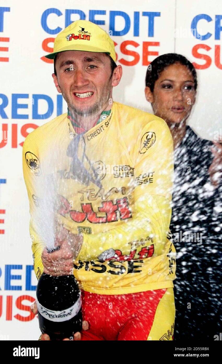 L'italiano Davide Rebellin sprizza lo champagne mentre festeggia sul podio  dopo aver mantenuto la maglia gialla del leader assoluto dopo la quarta  tappa del Tour de Suisse del 19 giugno. La tappa