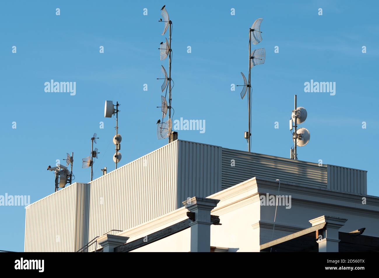 Antenna per telecomunicazioni con parabole satellitari e telecamere di sicurezza in un edificio ad alta tecnologia a Città del Capo, Sud Africa Foto Stock