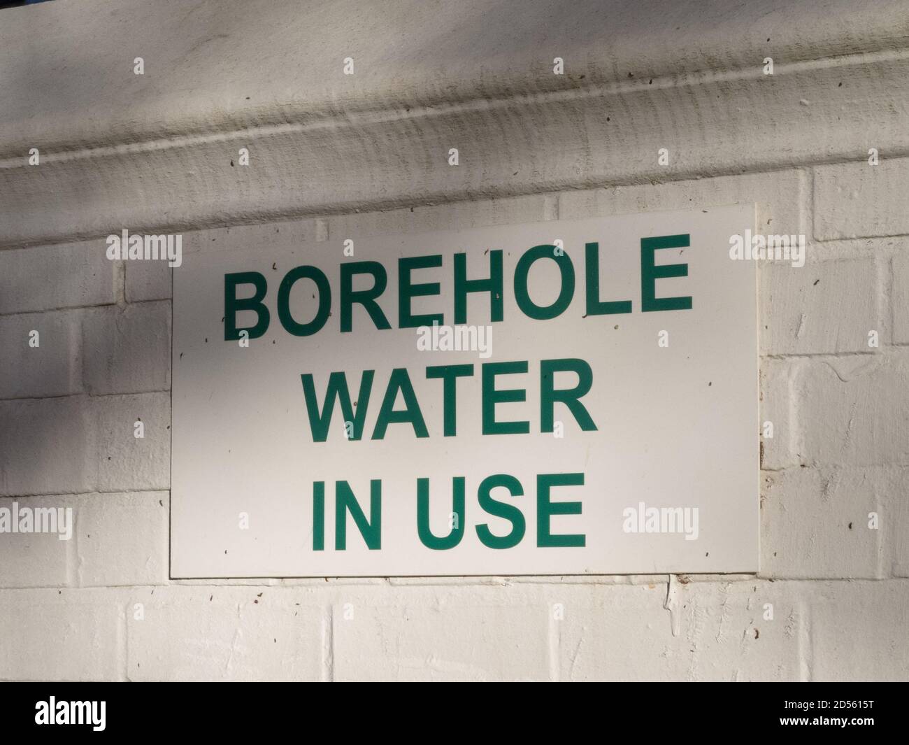 segno con le parole o testo acqua borehole in uso Concetto di siccità o crisi di carenza di acqua in Africa Foto Stock