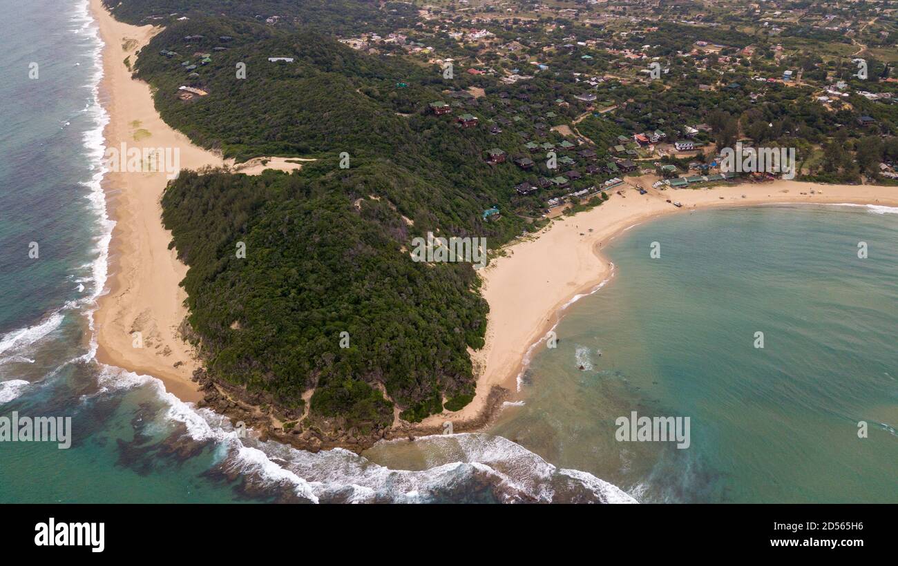 (201013) -- PECHINO, 13 ottobre 2020 (Xinhua) -- Foto scattata il 26 novembre 2019 mostra la spiaggia del Corno d'Oro in Mozambico. (Xinhua/Zhang Yu) Foto Stock