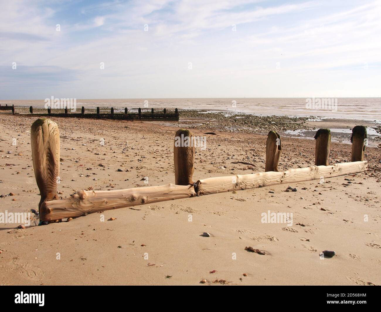 gli inguini di legno indossati su una spiaggia Foto Stock