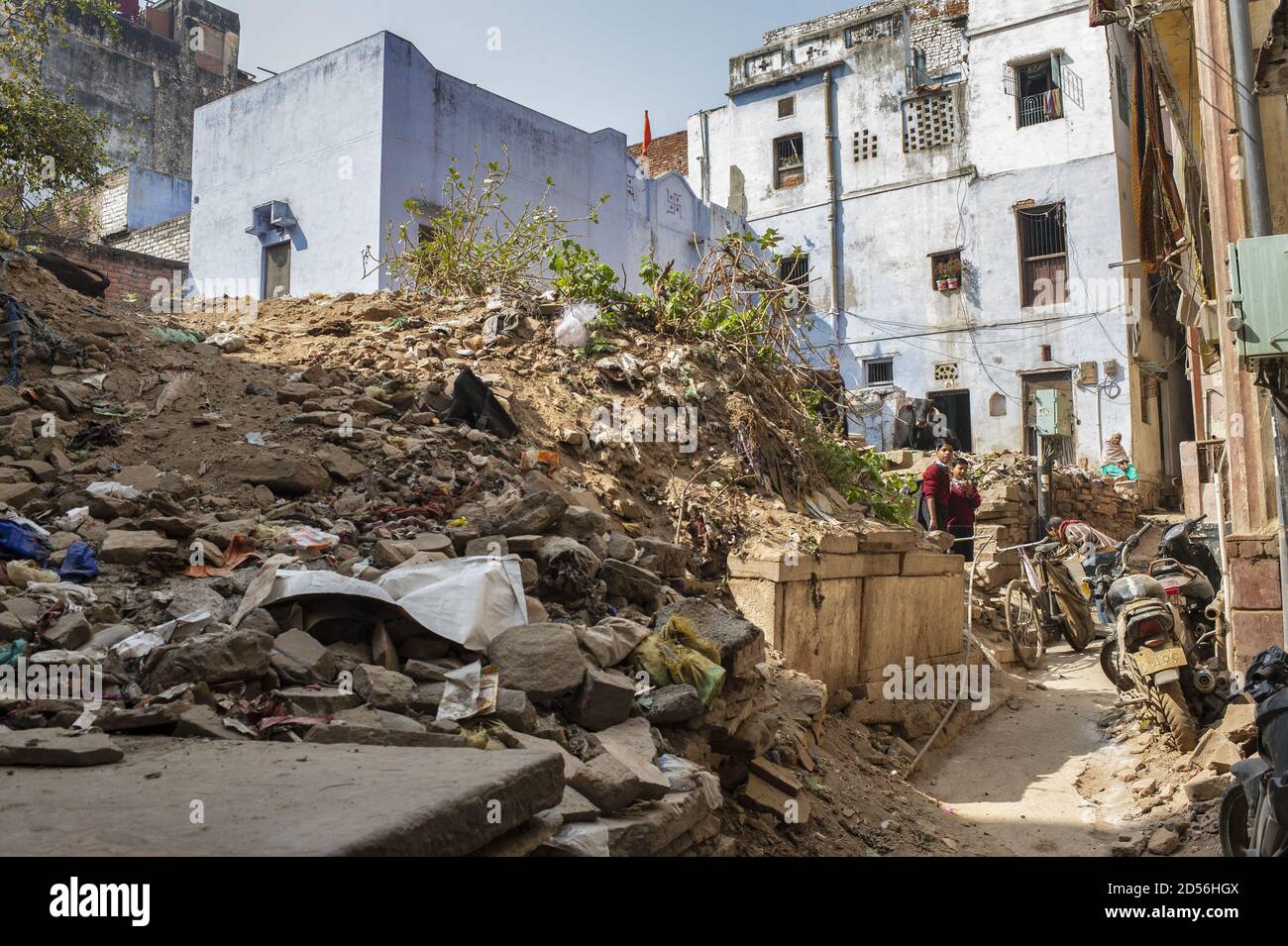 Nel centro storico di Varanasi, nello stato indiano di Tutter Pradesh, il governo del primo ministro indù modi ha lanciato un piano urbano distruttivo. Foto Stock