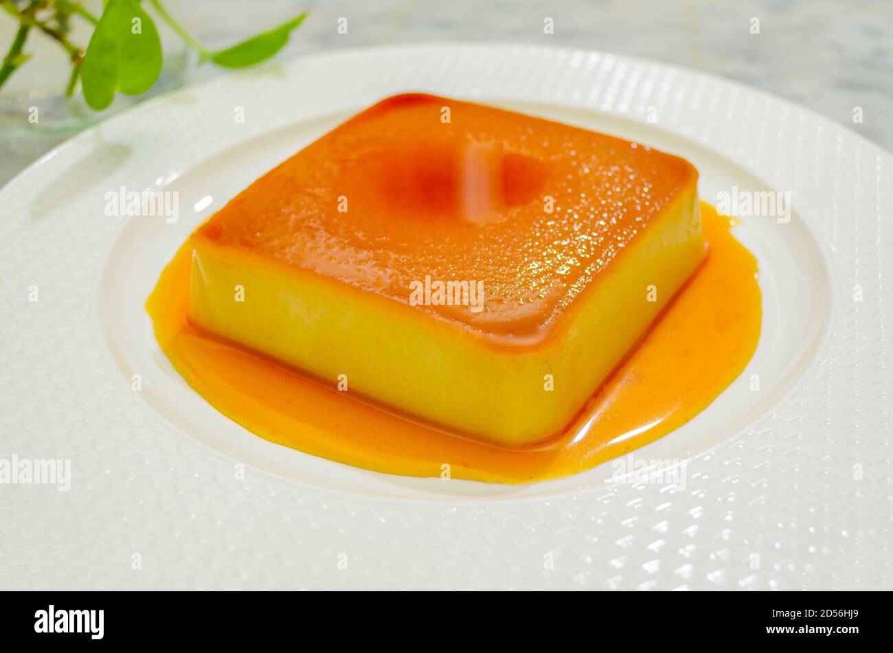 Primo piano di pudding di pane al caramello con salsa di zucchero caramellato - Piatto da dessert bello e dolce Foto Stock