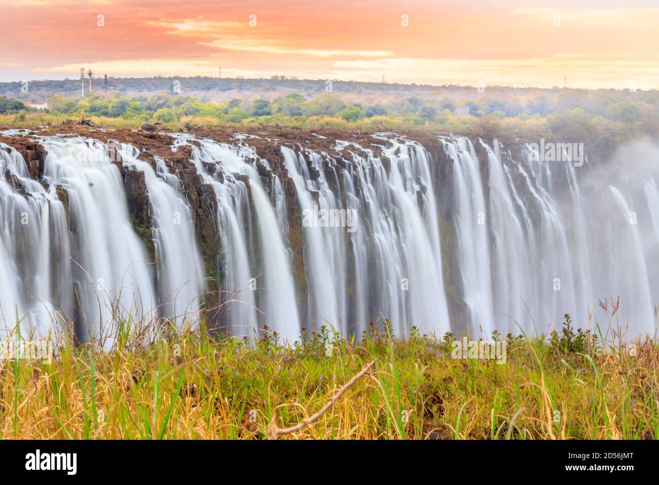 Victoria Falls, una cascata nell'Africa meridionale sul fiume Zambesi al confine tra Zambia e Zimbabwe. Acqua lattea Foto Stock