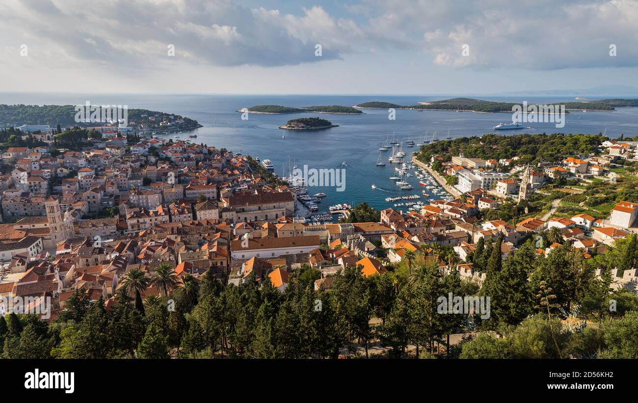 Panorama multi immagine della città di Hvar visto una mattina in Croazia durante ottobre 2017. Foto Stock