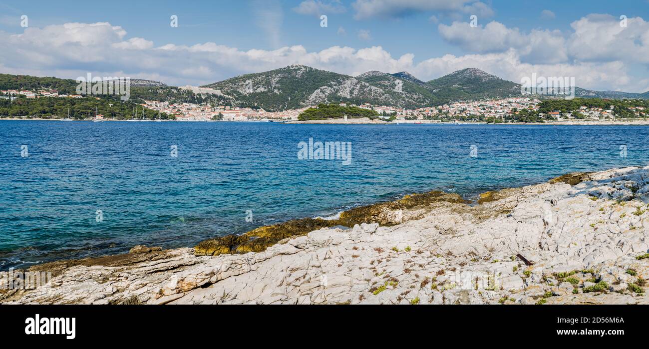 Un panorama multi immagine della città di Hvar catturata da una delle rocciose isole Pakleni in Croazia. Foto Stock