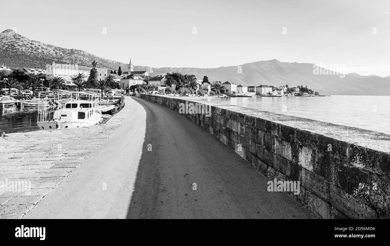 Muro del porto di Orebic catturato in monocromo una mattina in Croazia nell'ottobre 2017. Foto Stock