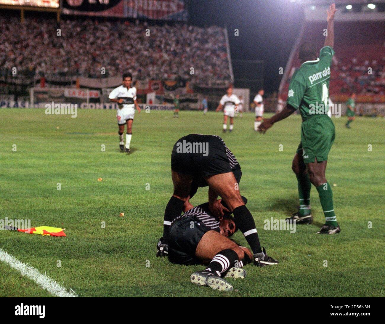 Ernesto Taibi, uomo di calcio argentino, giace a terra mentre l'arbitro  Oscar Sequeira, anch'esso argentino, lo aiuta dopo essere stato colpito in  testa da una bottiglia presumibilmente lanciata da un fan della