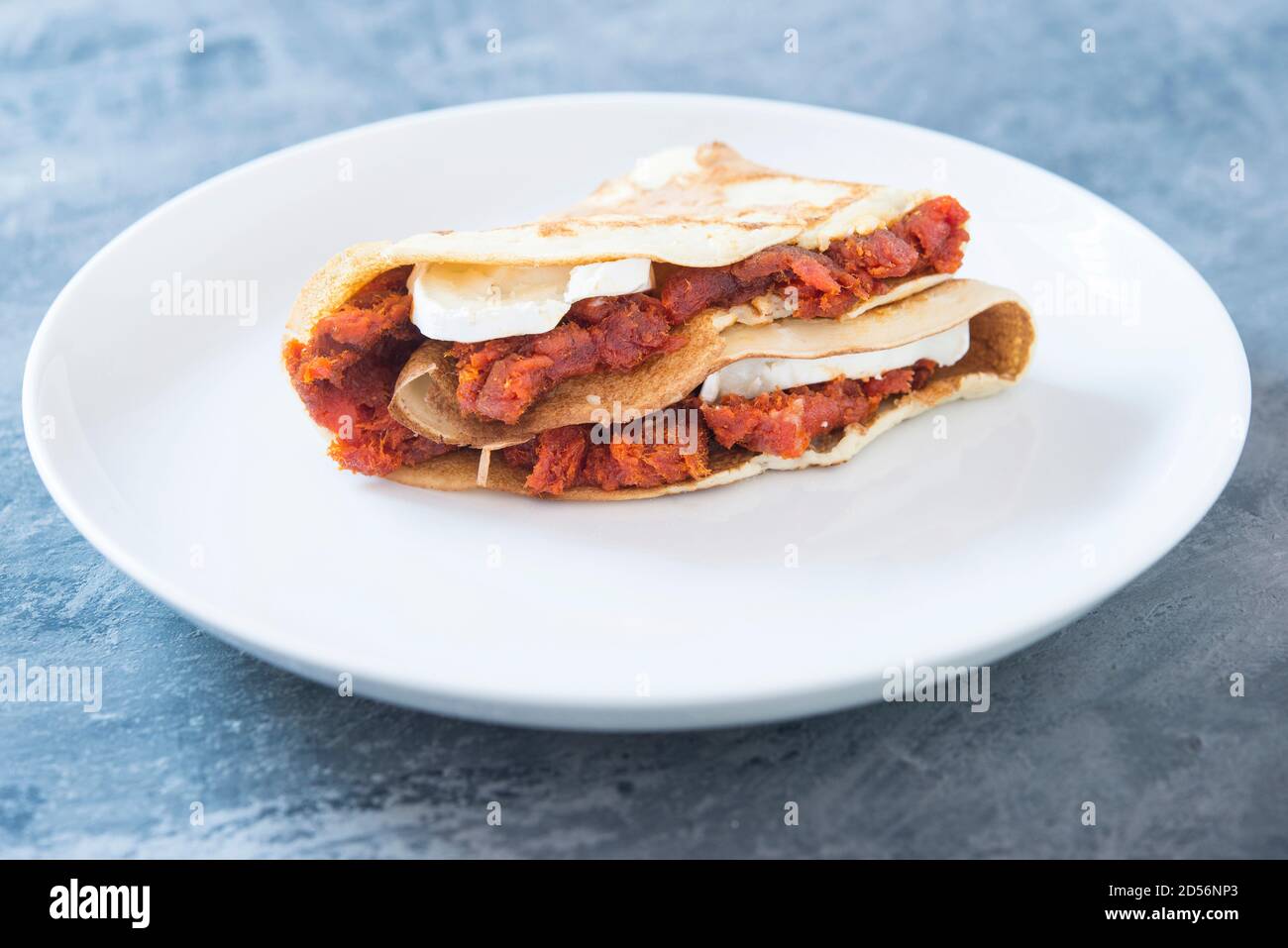 vista frontale della crepe sobrasada e del formaggio Foto Stock