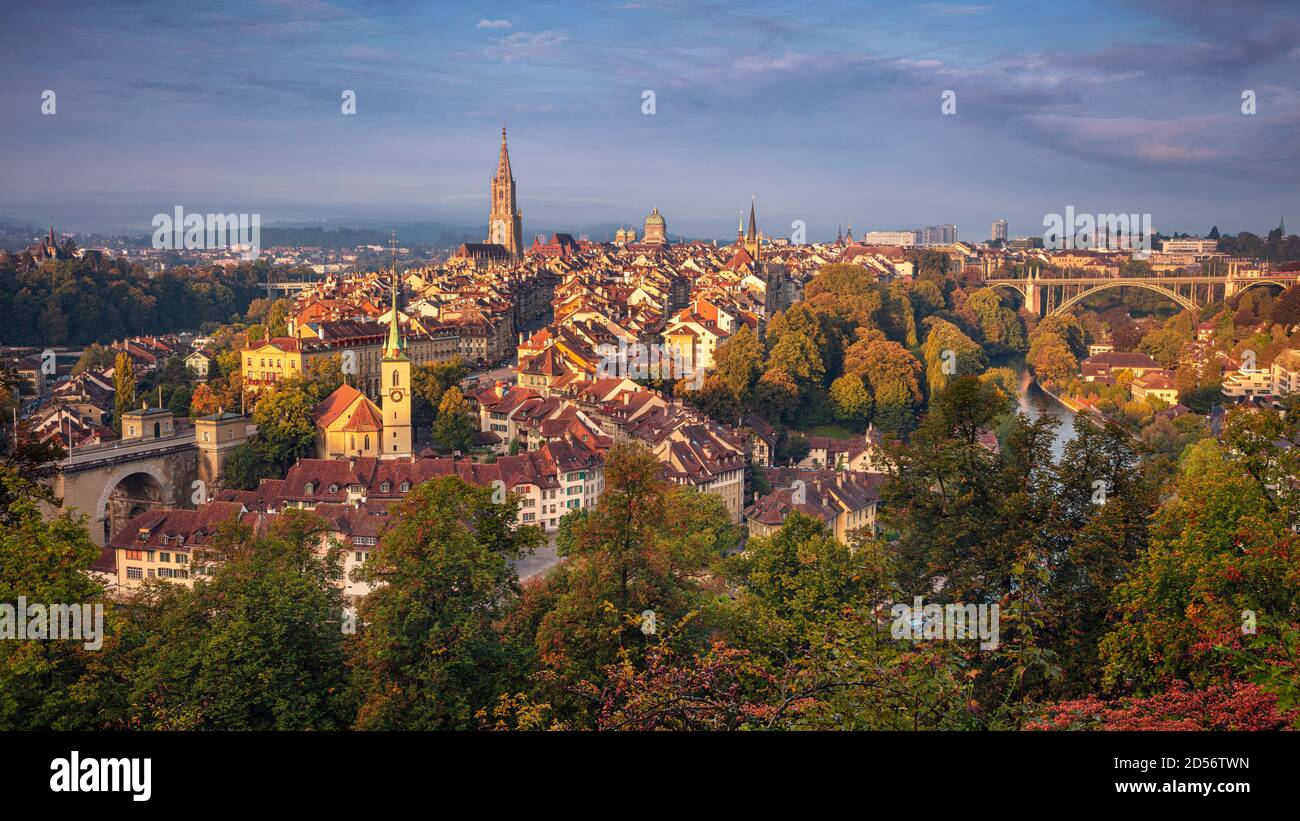 Città di Berna. Immagine del paesaggio urbano della capitale Berna, Svizzera, durante la bella alba autunnale. Foto Stock