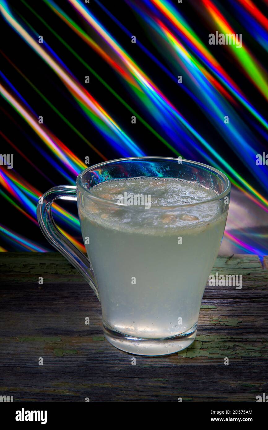Primo piano Foto di Lemonata in angolo di tavolo in Bar Su sfondo vivace e colorato Foto Stock