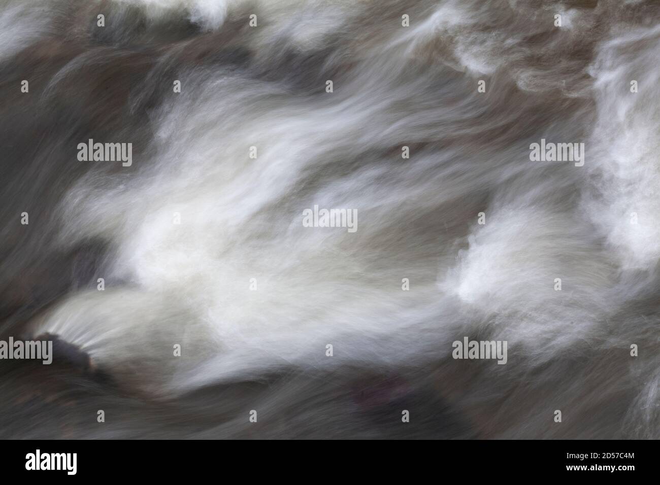Acqua fluviale turbolenta con sfocatura del movimento Foto Stock