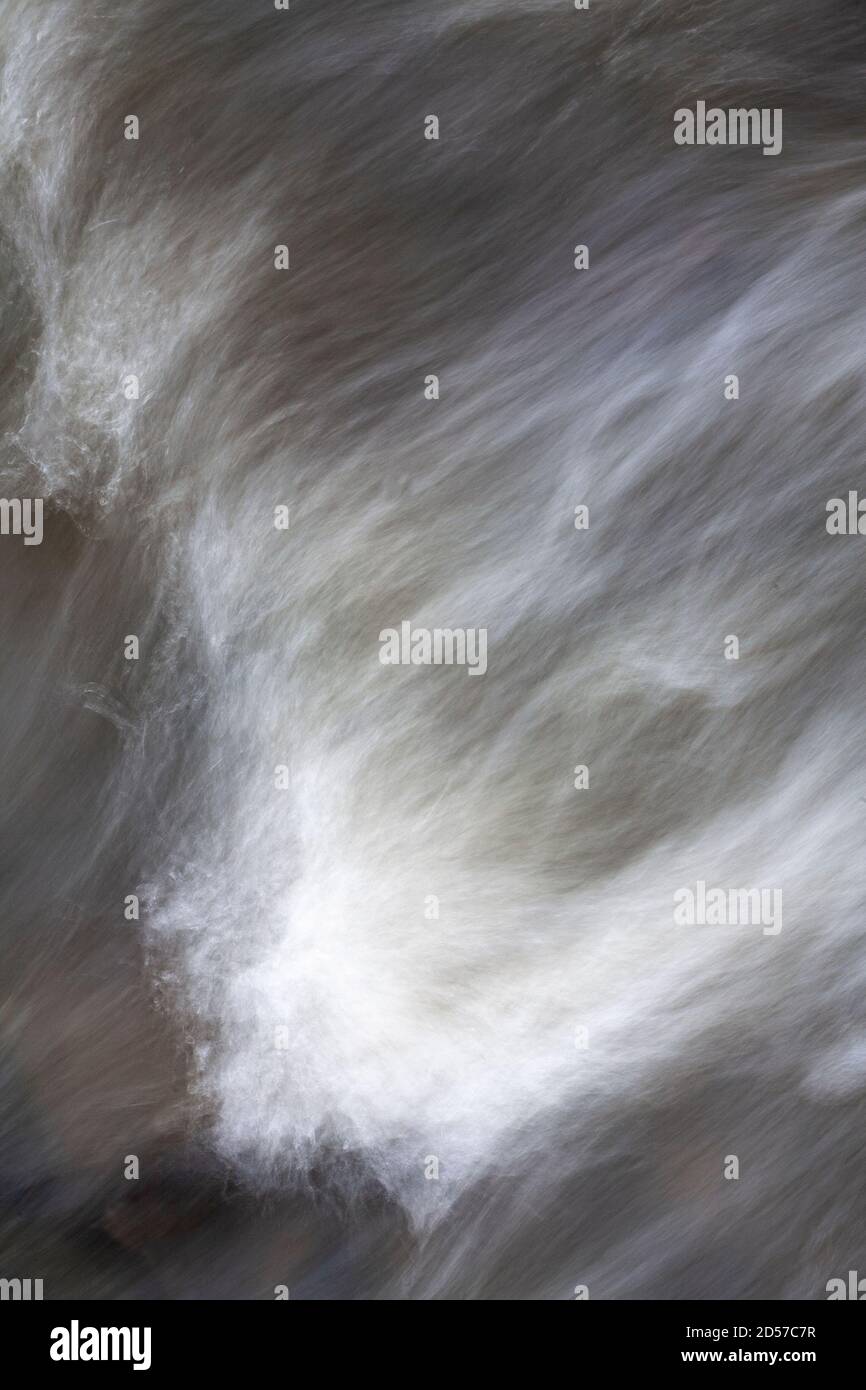 Acqua fluviale turbolenta con sfocatura del movimento Foto Stock