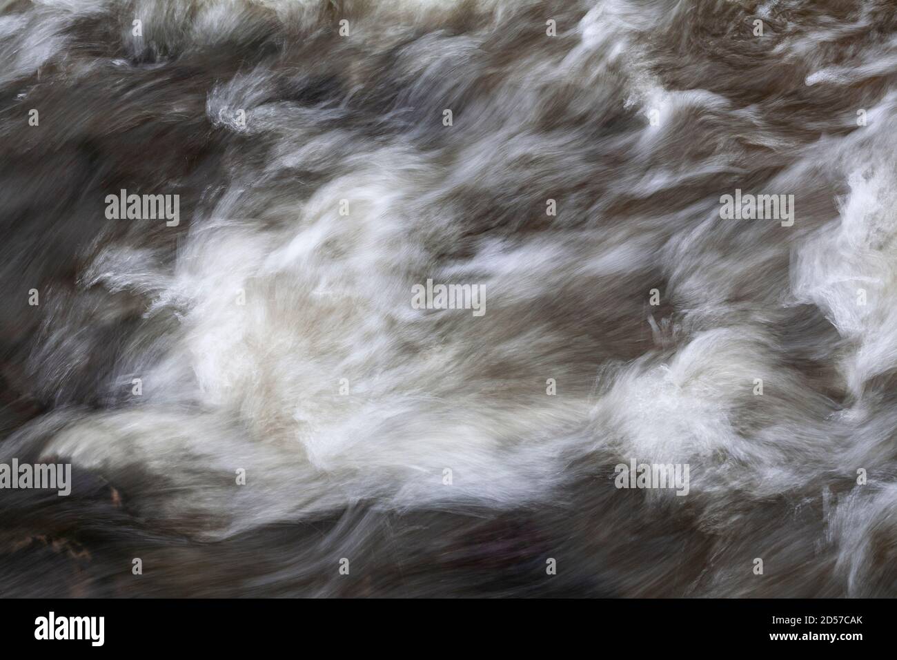 Acqua fluviale turbolenta con sfocatura del movimento Foto Stock