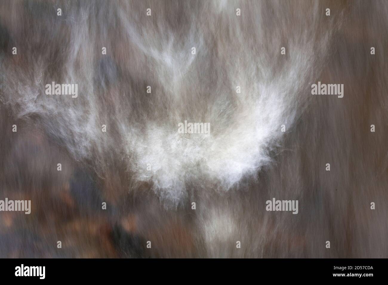 Acqua fluviale turbolenta con sfocatura del movimento Foto Stock