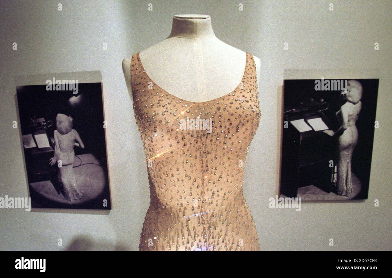 L'abito color carne indossato da Marilyn Monroe durante il suo famoso  tributo di compleanno al presidente John F. Kennedy nel 1962 è esposto alla  casa d'aste di Christie a New York il