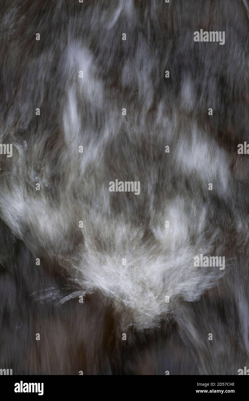 Acqua fluviale turbolenta con sfocatura del movimento Foto Stock