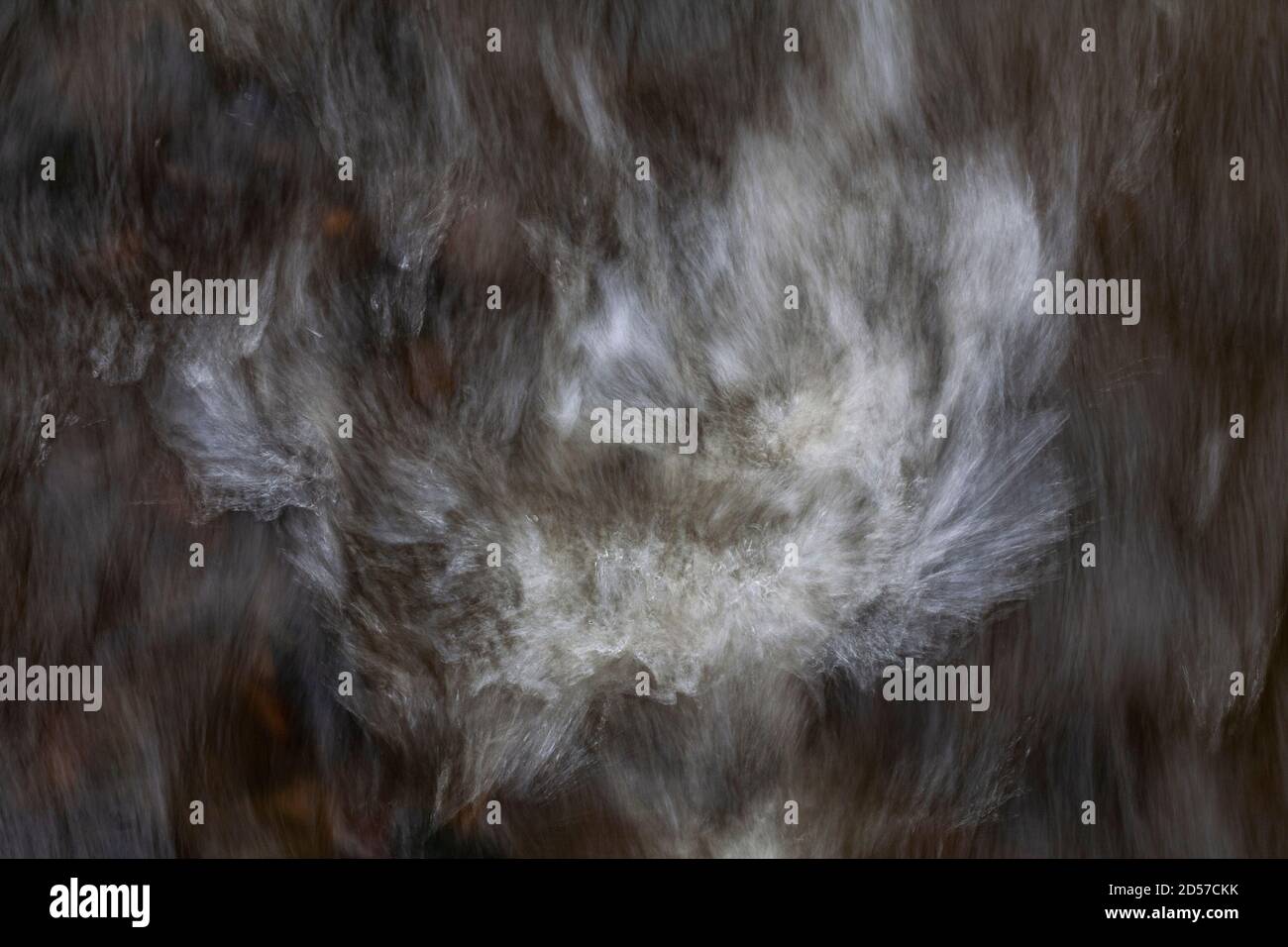 Acqua fluviale turbolenta con sfocatura del movimento Foto Stock