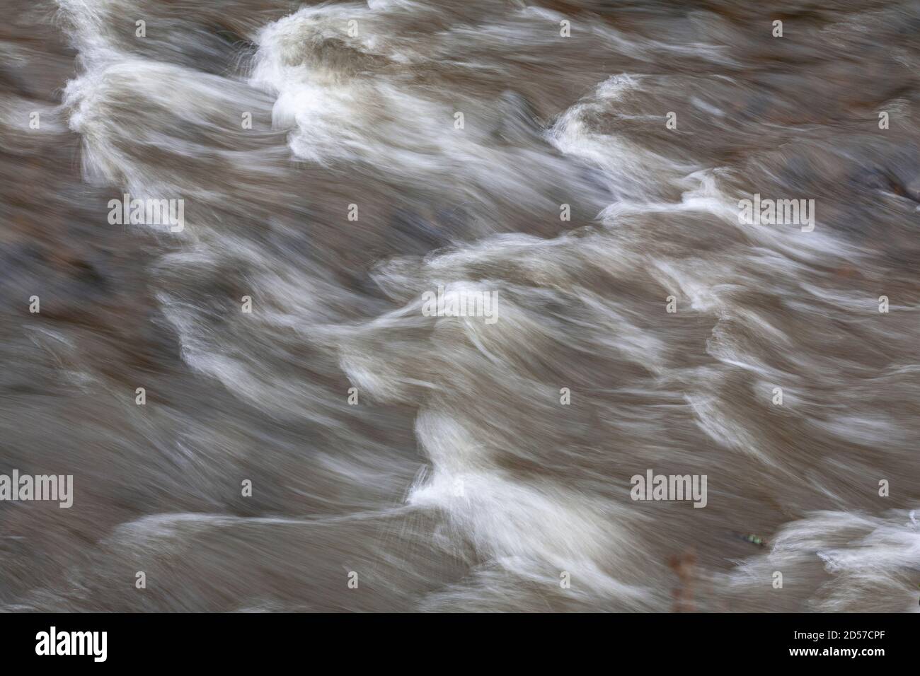 Acqua fluviale turbolenta con sfocatura del movimento Foto Stock