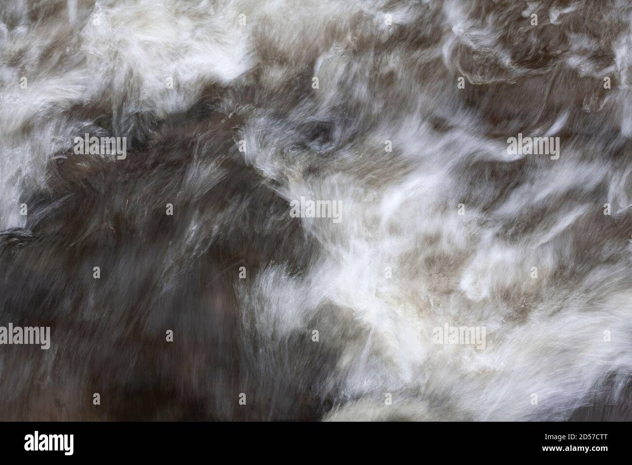 Acqua fluviale turbolenta con sfocatura del movimento Foto Stock