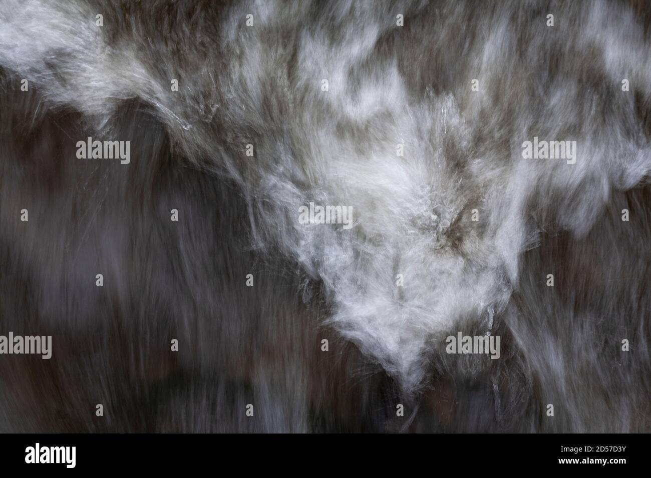 Acqua fluviale turbolenta con sfocatura del movimento Foto Stock