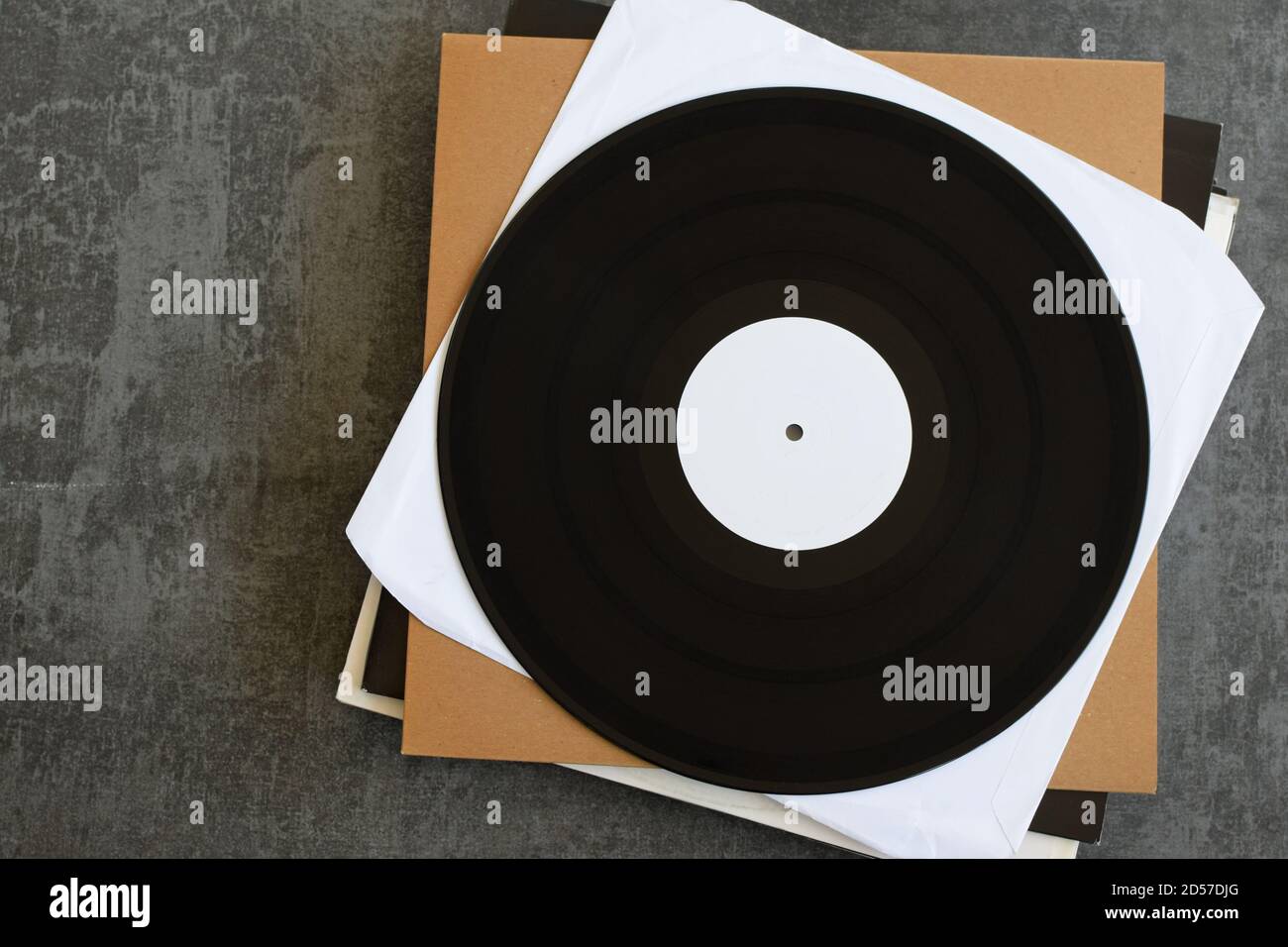 Dischi in vinile promozionali generici con etichetta bianca. Sfondo musicale con spazio di copia per il testo. Foto Stock