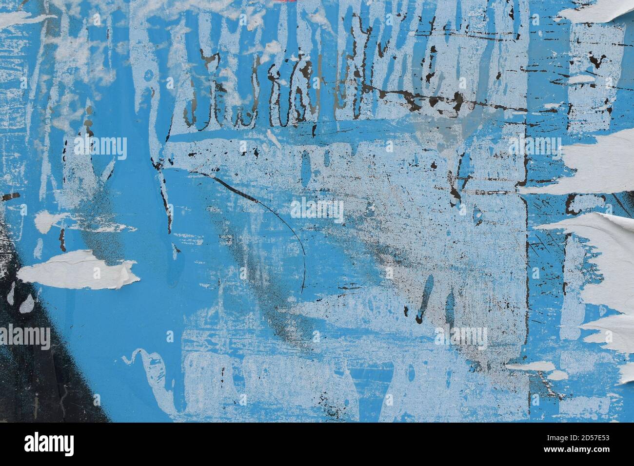 Grunge la texture dello sfondo con macchie di carta strappata e graffi sulla superficie di vetro. Muro della città dettaglio astratto. Foto Stock