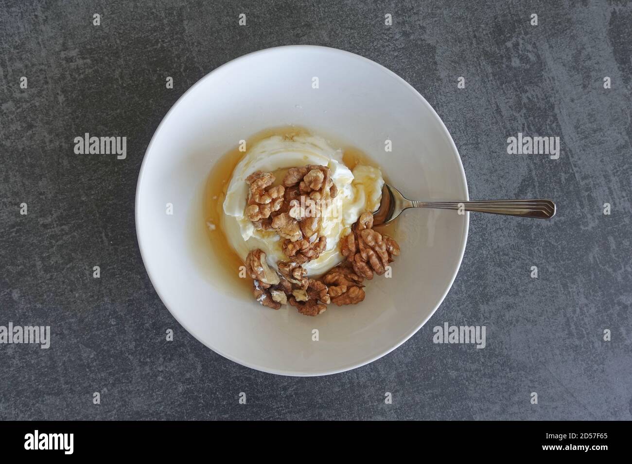 Yogurt greco dolce con noci e miele. Foto Stock