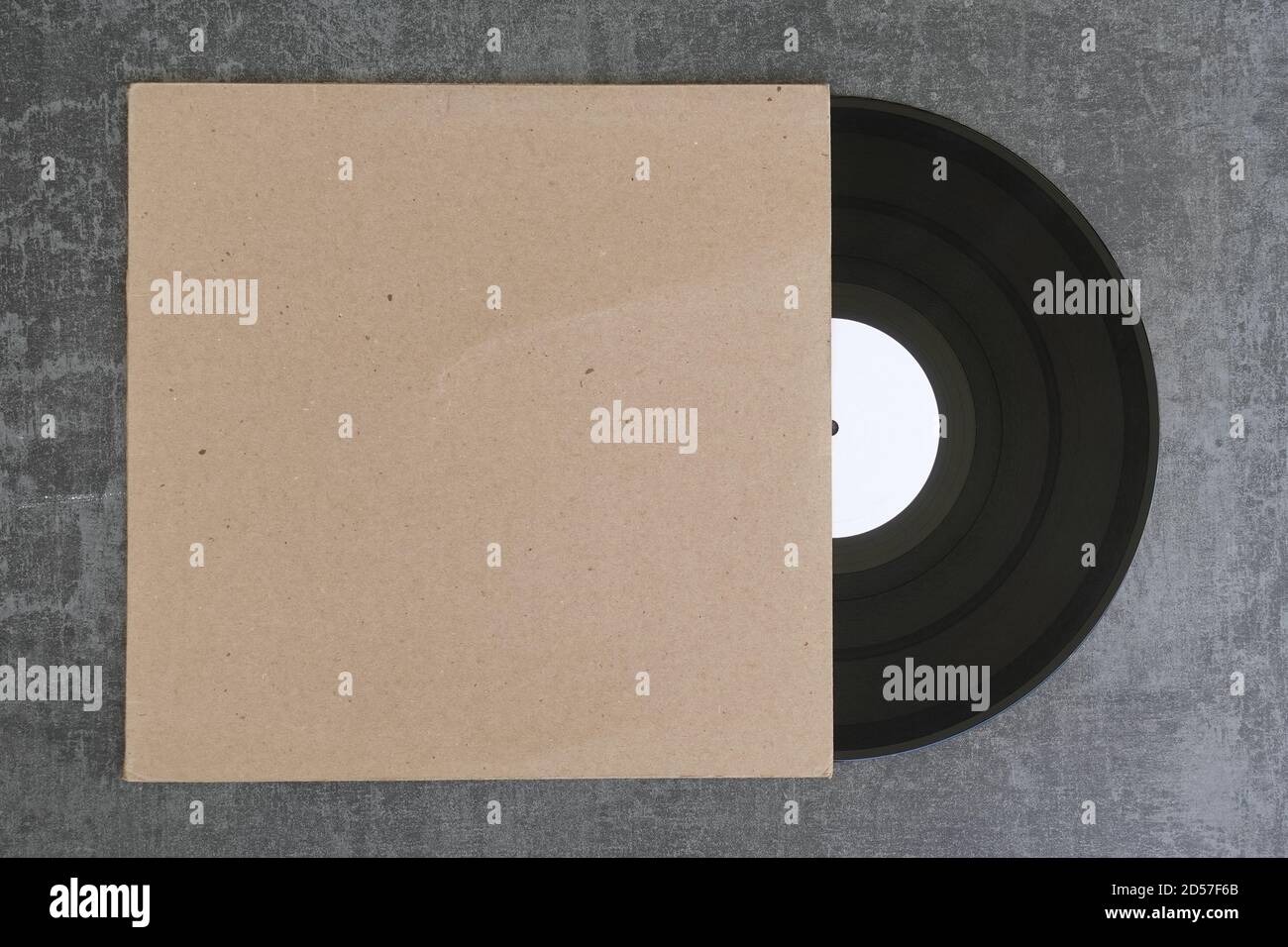 Etichetta bianca con disco in vinile e copertina generica in cartone bianco. Elemento di design con spazio di copia per il tuo logo o grafica. Foto Stock