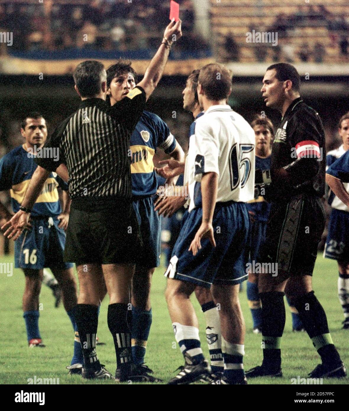 L'arbitro Angel Sanchez mostra una carta rossa al portiere paraguaiano Jose  Luis Chilavert (R), attualmente in gioco per l'argentino Velez Sarsfield, e  il colombiano Jorge Bermudez (secondo da L), difensore dell'argentino Boca