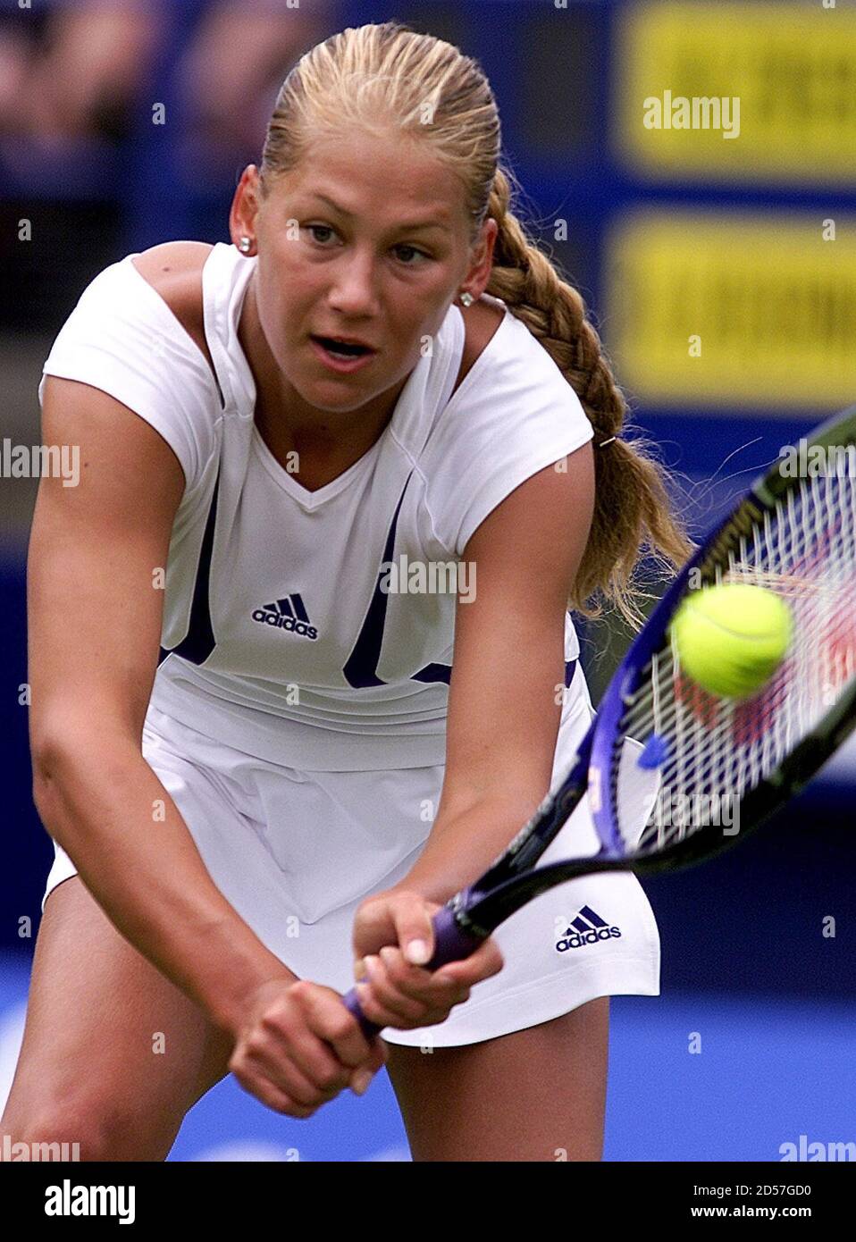 Il tennista russo e il numero mondiale 14 Anna Kournikova gioca una partita  di backhand durante la sua partita contro Natasha Zvereva dalla Bielorussia  al Campionato Internazionale di tennis femminile di Eastbourne,