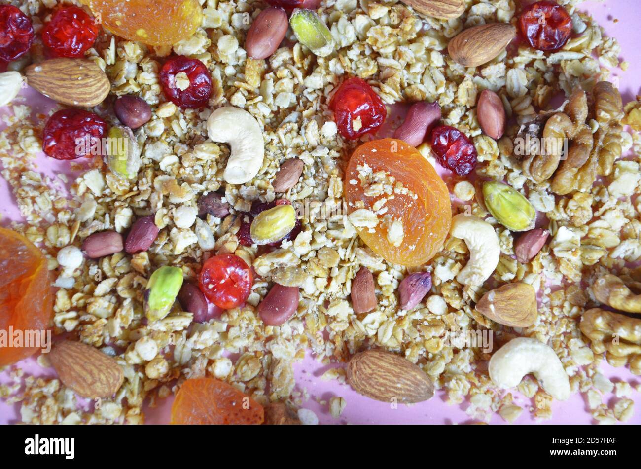 Sfondo, consistenza di cereali, cereali, muesli, frutta secca, bacche,. Barrette di muesli senza glutine fatte in casa e frutta secca mista, semi e frutta secca. Copia Foto Stock