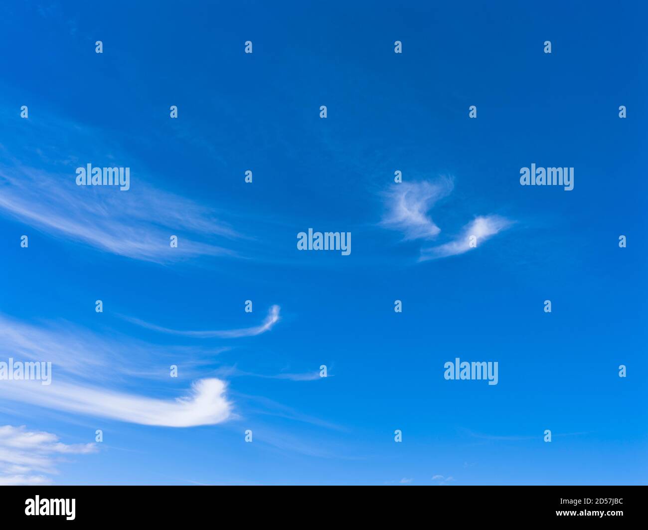 dh Whispy bianco nuvole CIELO UK azzurro cielo Orkney Scozia tempo nuvoloso giorno Foto Stock