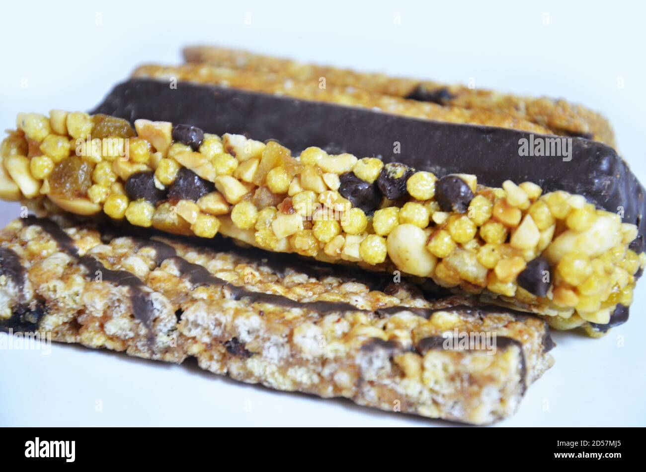 Granola bar, muesli bar o Energy bar con avena, datteri e noci su sfondo rosa bianco, primo piano. Snack per yoga, fitness e sportivi Foto Stock