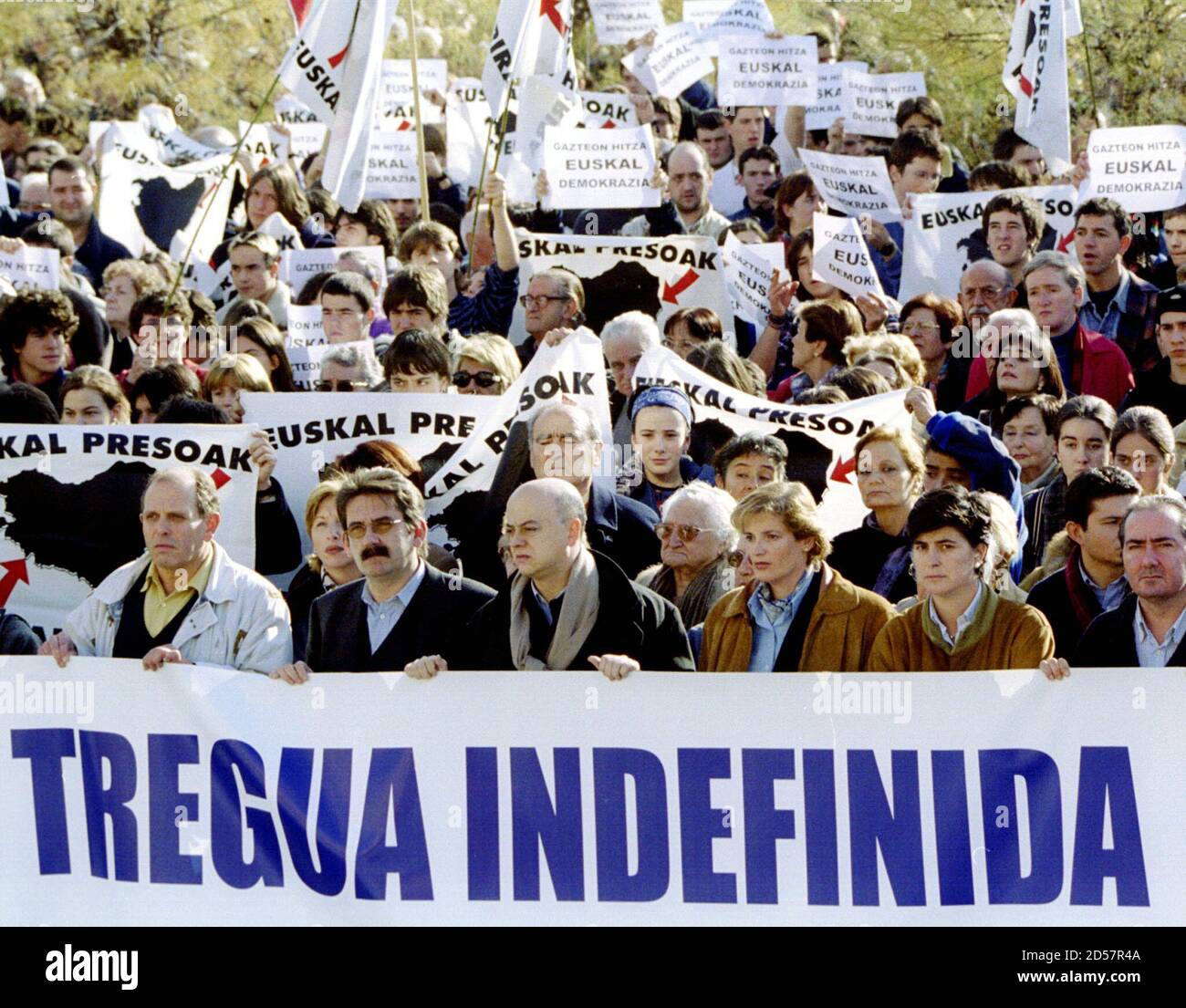Il sindaco di San Sebastian Odon Elorza (prima fila C) e i cittadini hanno  un banner che legge in spagnolo: 'Unlimited tregua ', in quanto tengono una  protesta silenziosa nel centro di