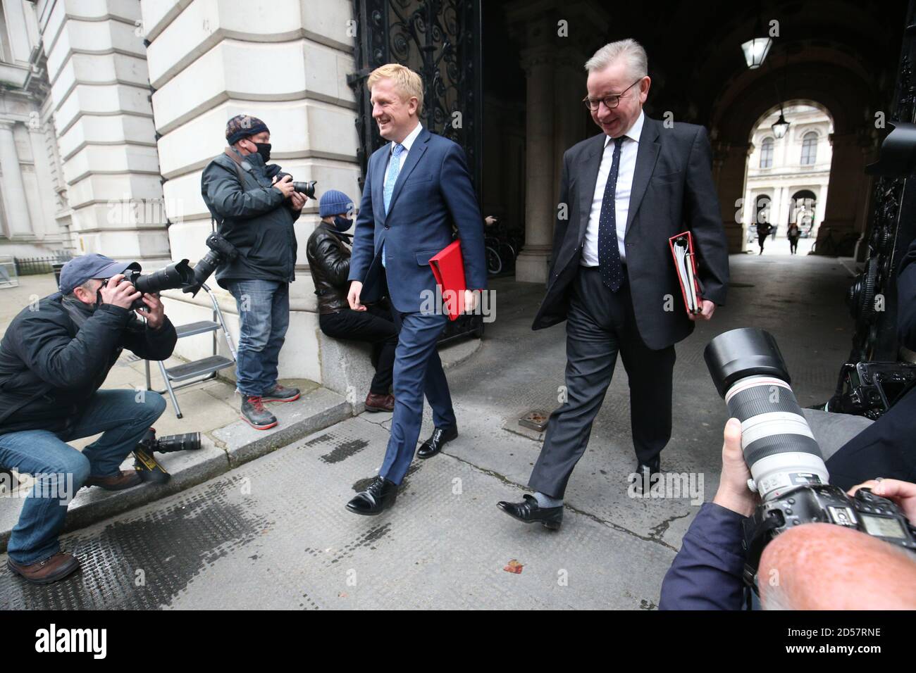 Oliver Dowden (a sinistra), Segretario per il digitale, la cultura, i media e lo sport, e il Cancelliere del Ducato di Lancaster Michael Gove, hanno lasciato una riunione di Gabinetto presso l'ufficio degli esteri e del Commonwealth di Londra. Foto Stock