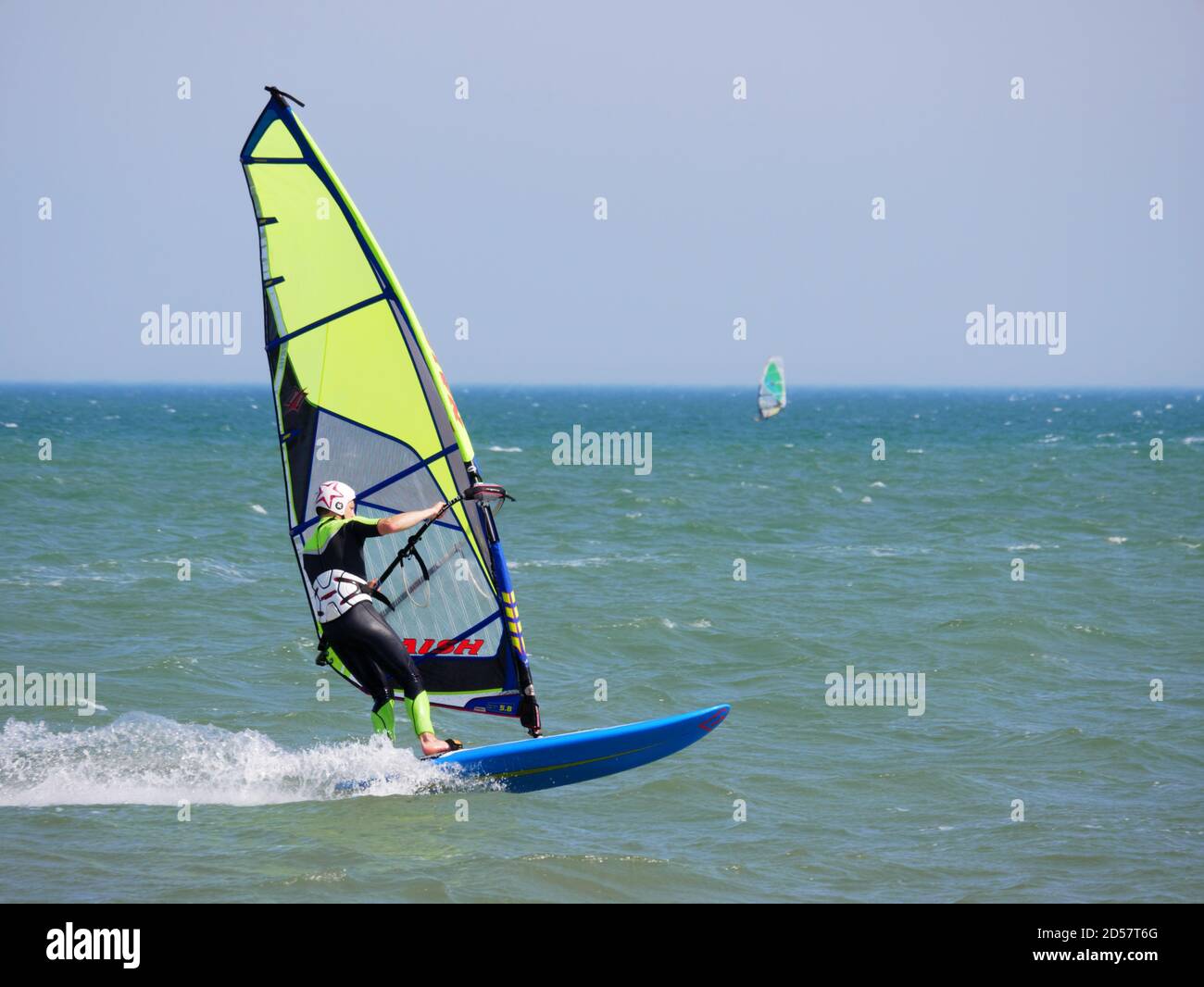 Windsurf sulla spiaggia di Pagham, West Sussex. Foto Stock